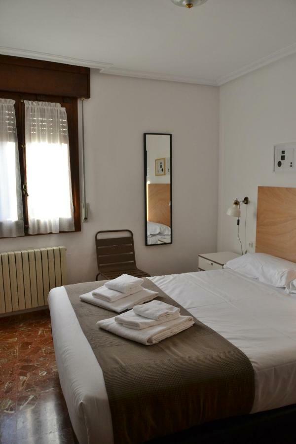 Tres Puentes Anguiano Apartamentos Y Hostal Luaran gambar