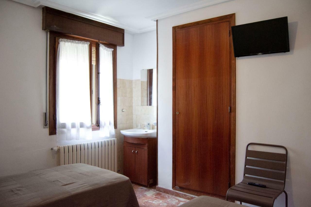 Tres Puentes Anguiano Apartamentos Y Hostal Luaran gambar