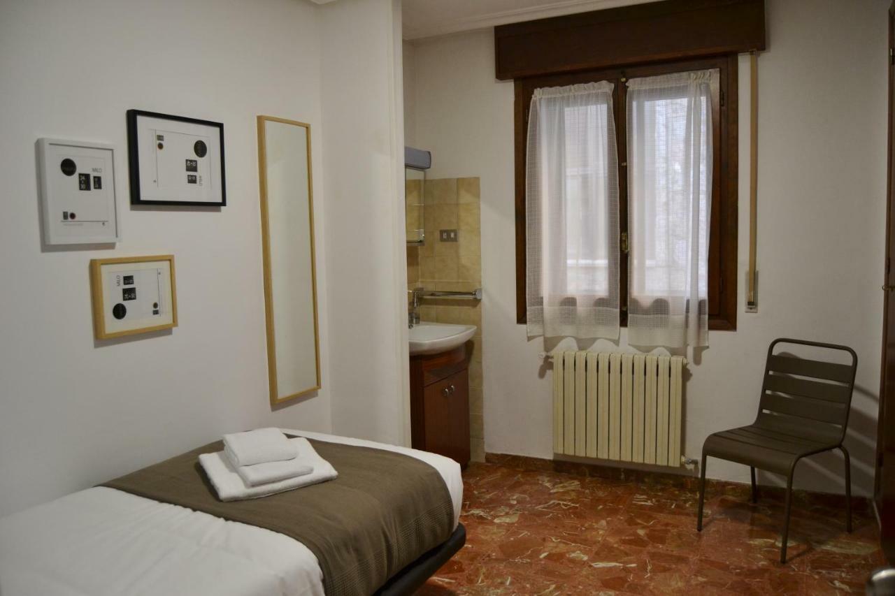 Tres Puentes Anguiano Apartamentos Y Hostal Luaran gambar